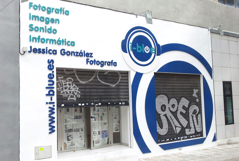 fachada iblue - Decorext letras corpóreas Málaga