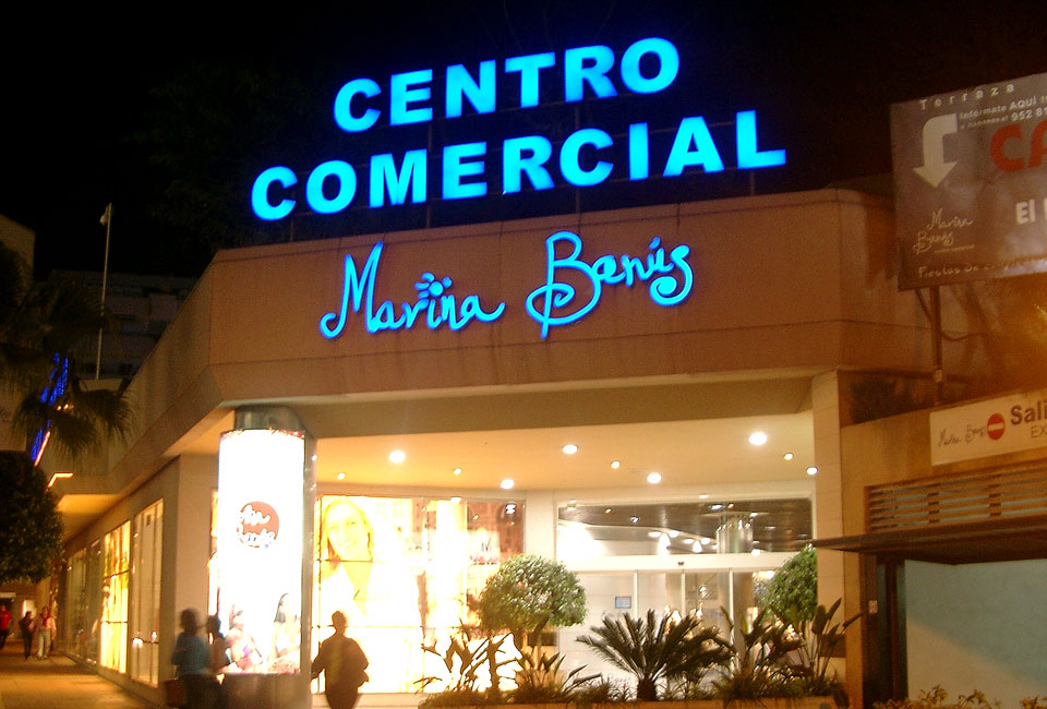 CC-Marina-Banús-Decorext-letras-corpóreas-iluminadas-Málaga